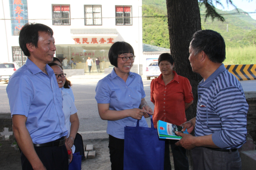 司法局局長盛學農(nóng)（右三）帶領律師送法進農(nóng)戶.jpg